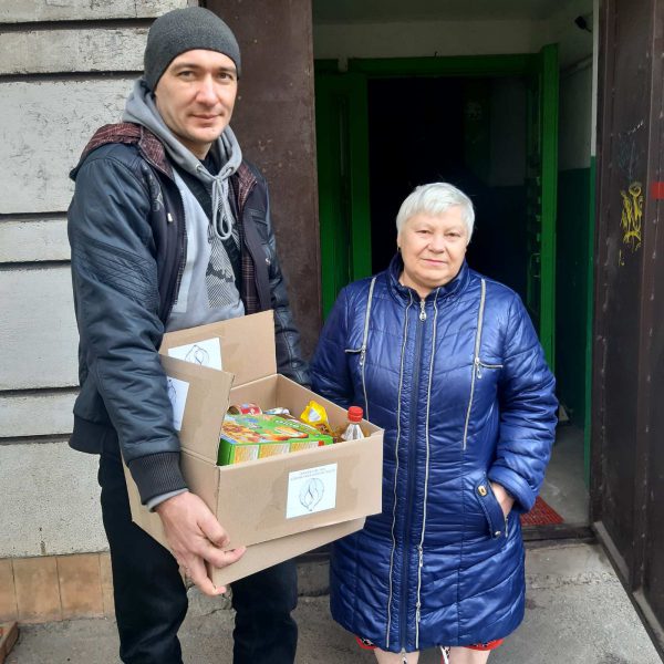 We are delivering food to people in need and refugees without days off