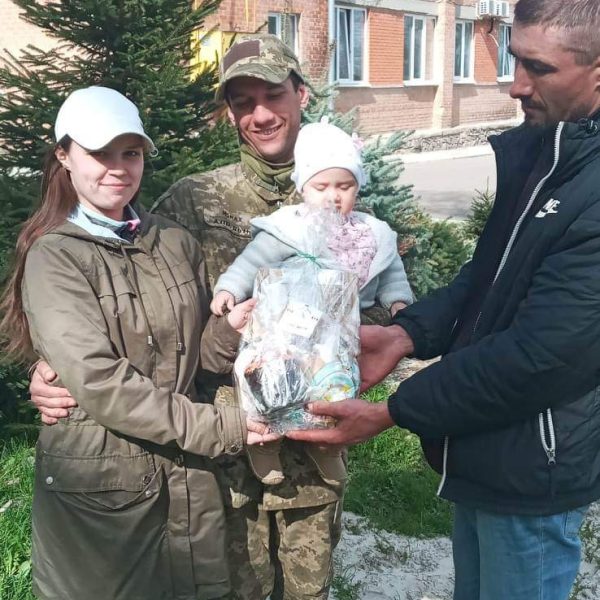 Nos bénévoles distribuent des cadeaux aux enfants de soldats ukrainiens. Vous pouvez faire un don pour aider plus de gens.
