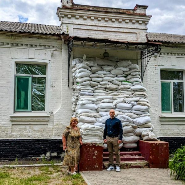 LIFEUA protège les écoles de la région de Poltava avec des sacs de sable. Merci à Pearl, Emily, Tim et Anastasiya du Canada pour votre soutien